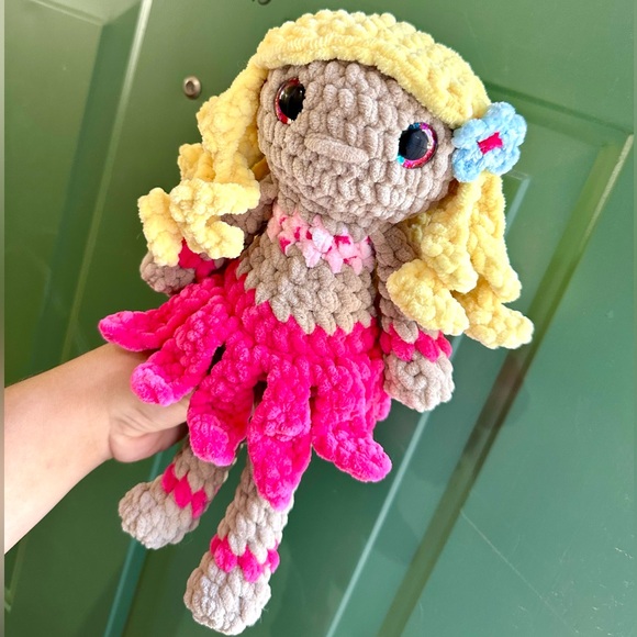 Hula girl handmade crochet doll 🩷💛 - Picture 1 of 3